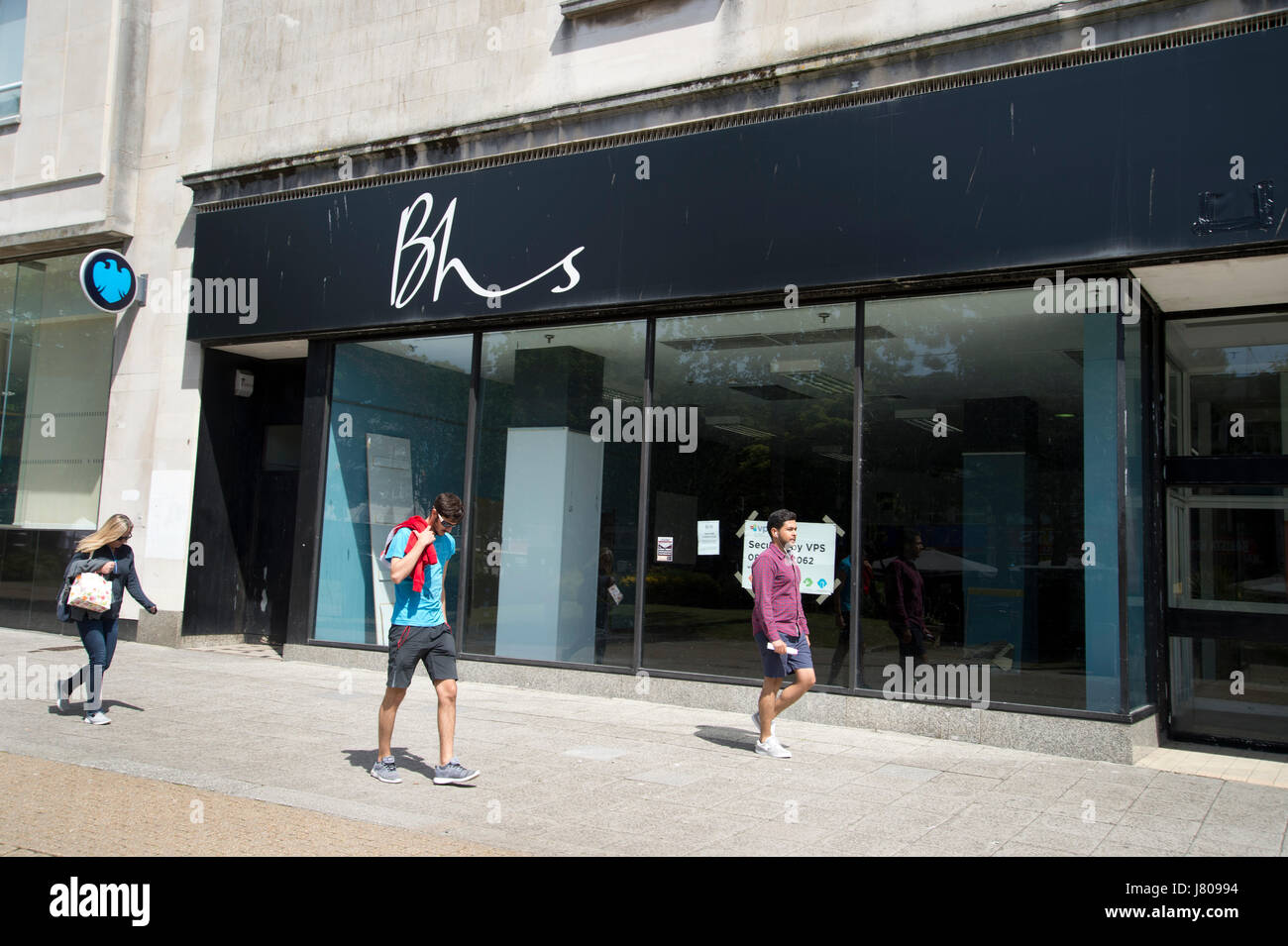 Plymouth, Devon. BHS fermé store avec les jeunes par la marche. Banque D'Images