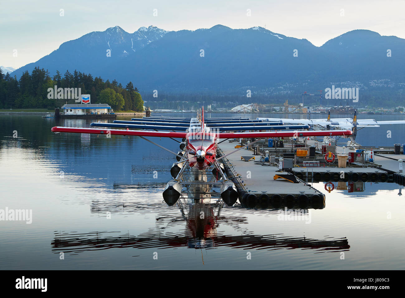 Harbour Air Seaplanes de Havilland Canada DHC-3 Otter Turbo T-Flotte hydravion amarré au port de Vancouver Flight Centre. Banque D'Images
