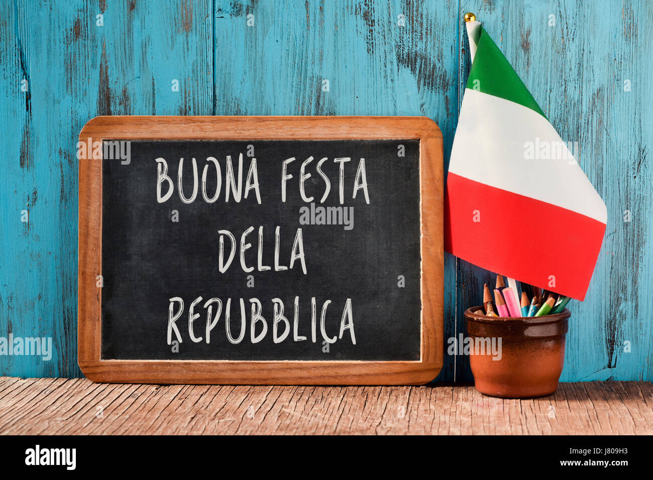 Le texte buonna Festa della repubblica, heureuse journée de la République, la Journée nationale de l'Italie, écrit en italien dans un tableau, et un drapeau de l'Italie, sur un r Banque D'Images