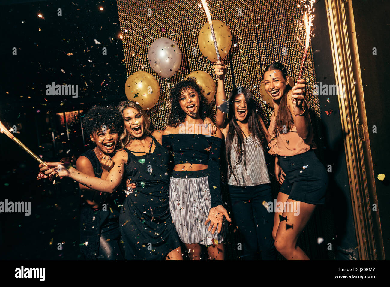 Photo de groupe de filles à la discothèque d'avoir un grand temps. Groupe d'amies à faire la fête dans un pub. Banque D'Images