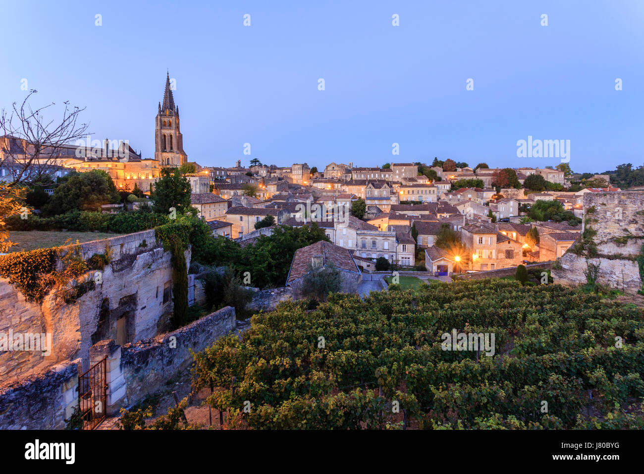 France, Gironde, Saint Emilion, classée au Patrimoine Mondial de l'UNESCO, la nuit Banque D'Images