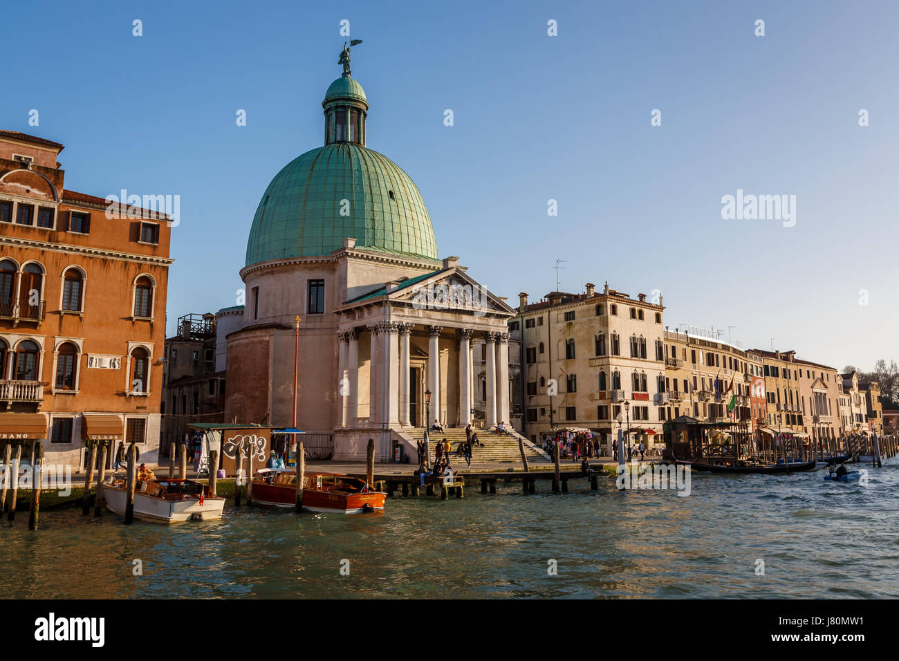 Venise, Italie - 7 mars : une vue de l'Eglise de San Simeone Piccolo et le Grand Canal le 7 mars 2014 à Venise, Italie. Face à l'railroad termin Banque D'Images