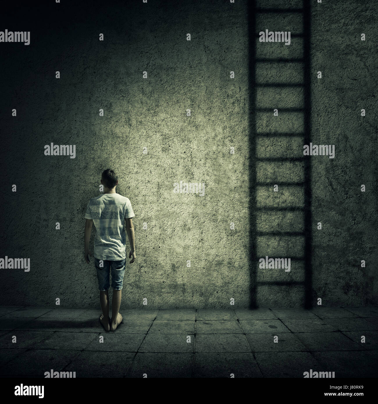 Idée abstraite avec une personne debout dans une pièce sombre, devant un mur en béton, calculer une échelle pour s'échapper. Entouré par des limites, daily routin Banque D'Images