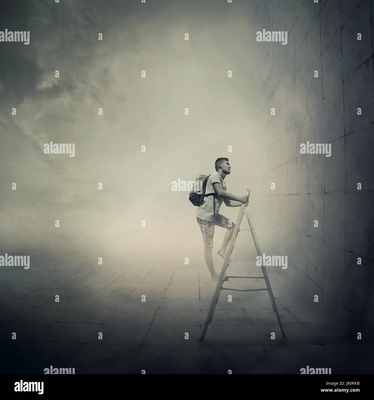 Idée abstraite avec une personne l'escalade d'une échelle, en face d'un mur en béton sans issue. Entouré par des limites, la routine quotidienne. Banque D'Images