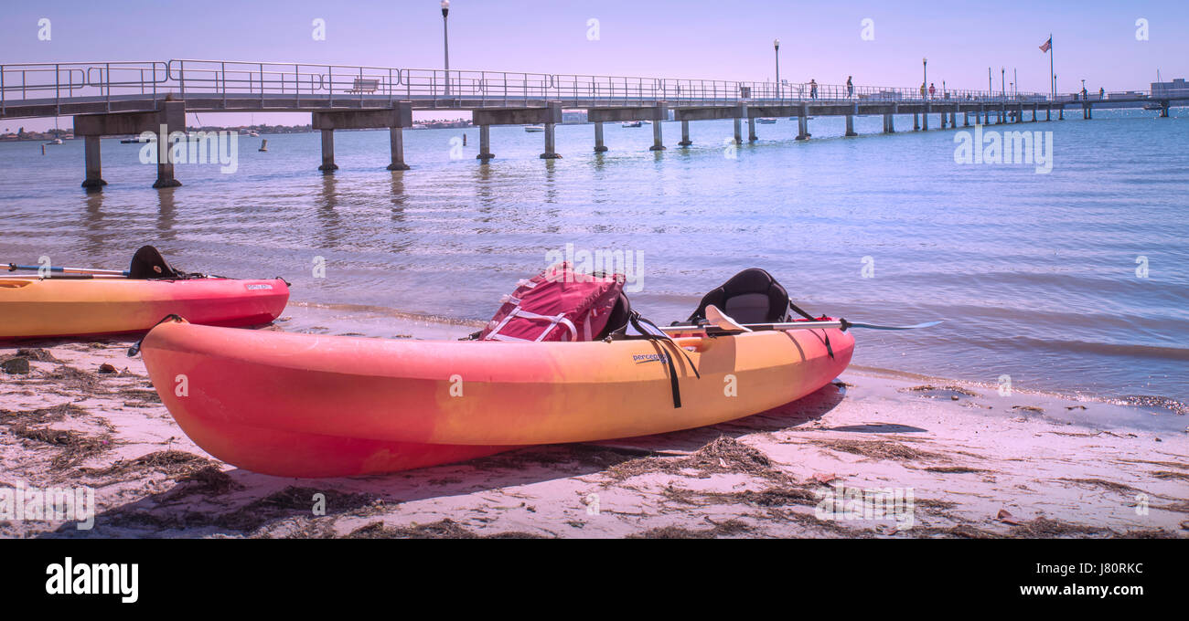 Kayaks tiré sur une plage à Gulfport, Florida Banque D'Images