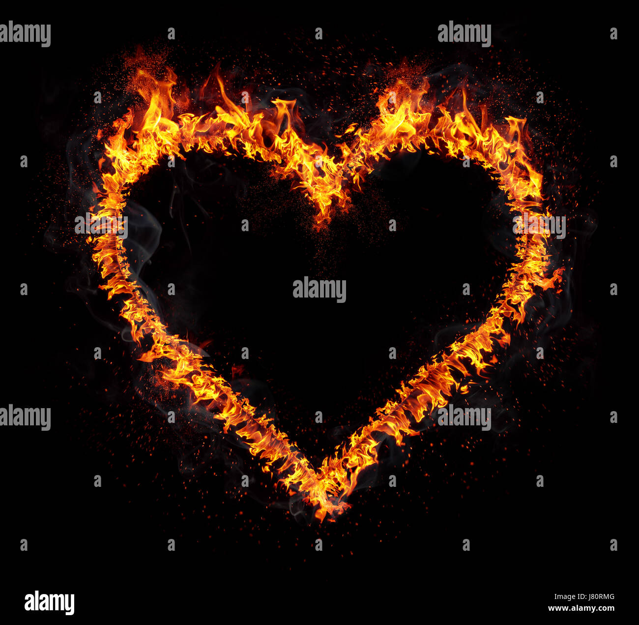 Cœur flamboyant isolé sur fond noir. Symbole d'amour. Banque D'Images