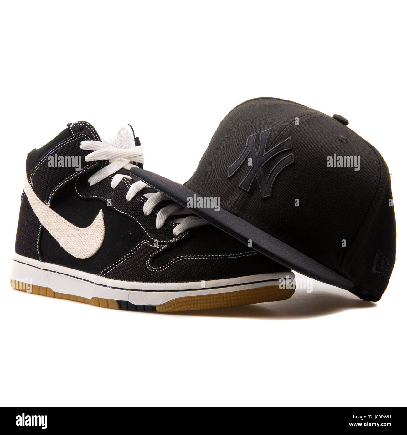 Sneaker Nike noir avec Black New Era New York Yankees Cap Photo Stock -  Alamy
