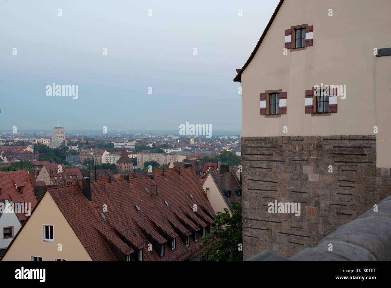 Blick von der Nürnberger Burg auf die Skyline von Nürnberg. Vue du château de Nuremberg, Bavière, Allemagne, tôt le matin la lumière. Banque D'Images