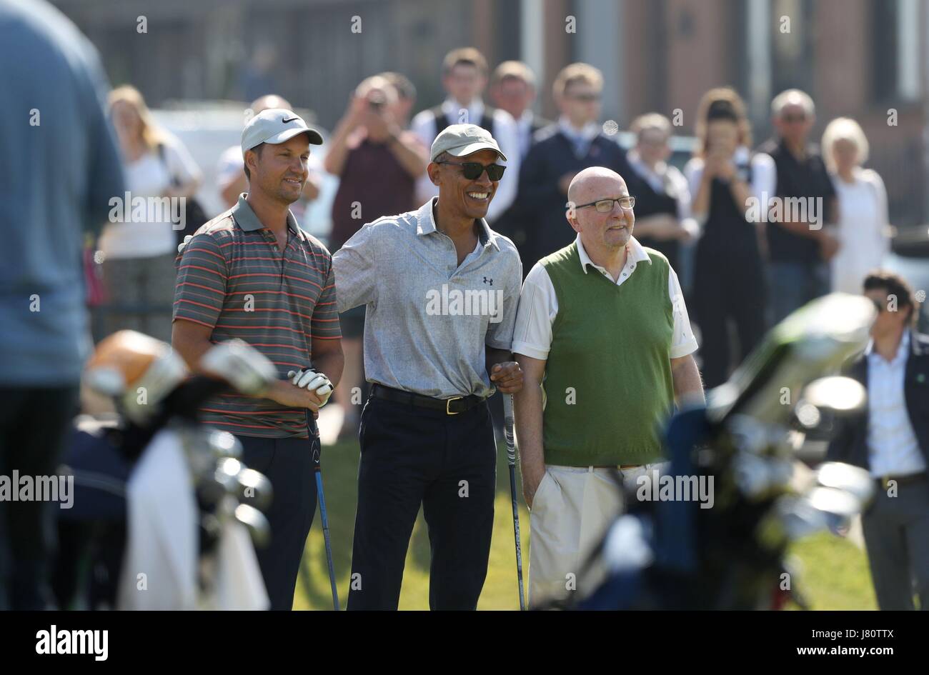 L'ancien président des États-Unis, Barack Obama se prépare à jouer au premier trou à St Andrews Golf Club, près de Dundee en Ecosse. Banque D'Images
