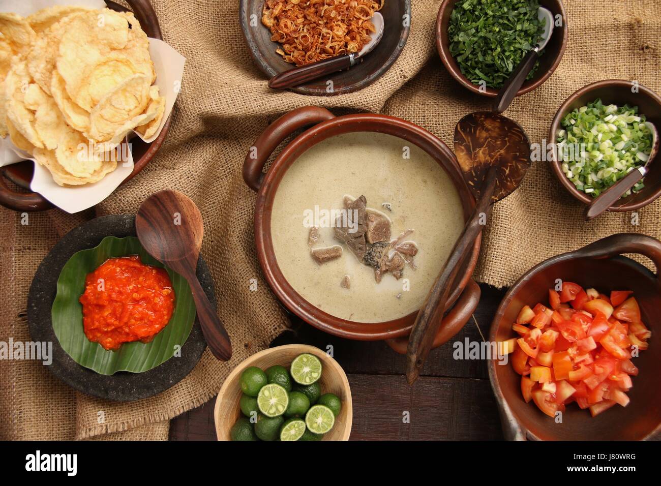 Soto Betawi populaires, la viande dans le lait de coco soupe de Jakarta. Servi avec tomate, céleri, oignon vert, échalotes, pirate, et de la chaux. Banque D'Images