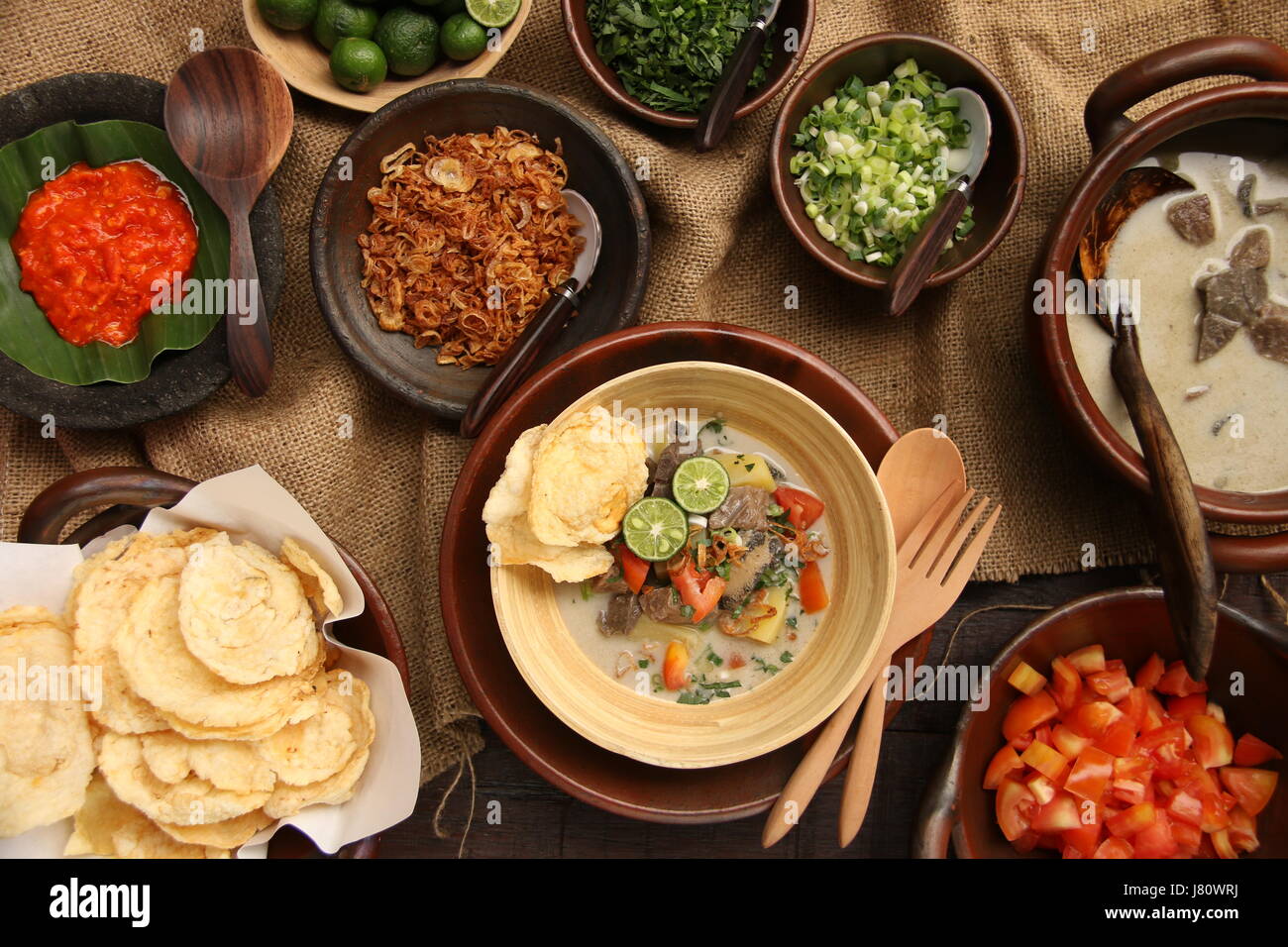 Soto Betawi populaires, la viande dans le lait de coco soupe de Jakarta. Servi avec tomate, céleri, oignon vert, échalotes, pirate, et de la chaux. Banque D'Images