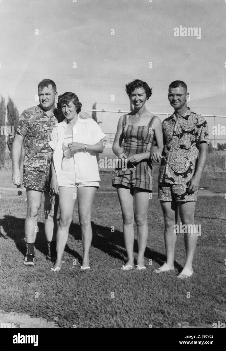 Années 1950, des couples habillés en tenue de plage en été, USA Photo Stock  - Alamy