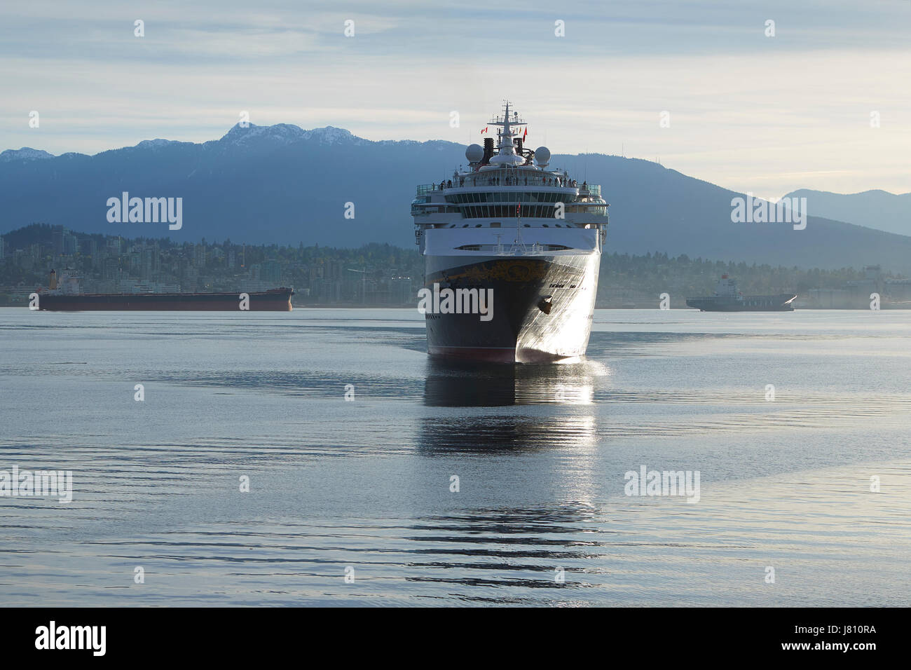 Disney Cruise Line navire géant, le Disney Wonder, arrivant à Vancouver, Colombie-Britannique. Banque D'Images