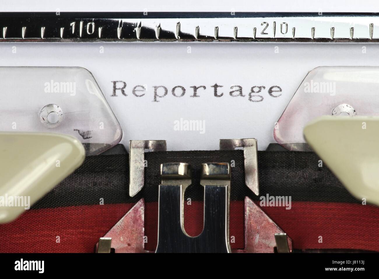 Reportage (mot allemand pour rapport) écrit avec vieille machine à écrire Banque D'Images