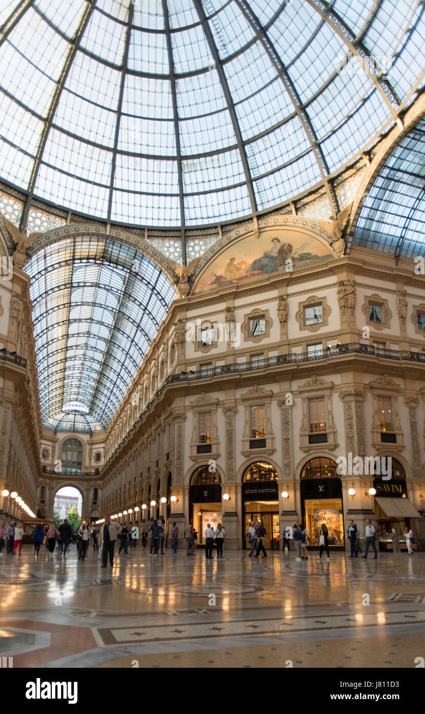 Vue de l'intérieur de la galerie Vittorio Emanuele II dans la soirée. Région Lombardie, Italie, Europe Banque D'Images