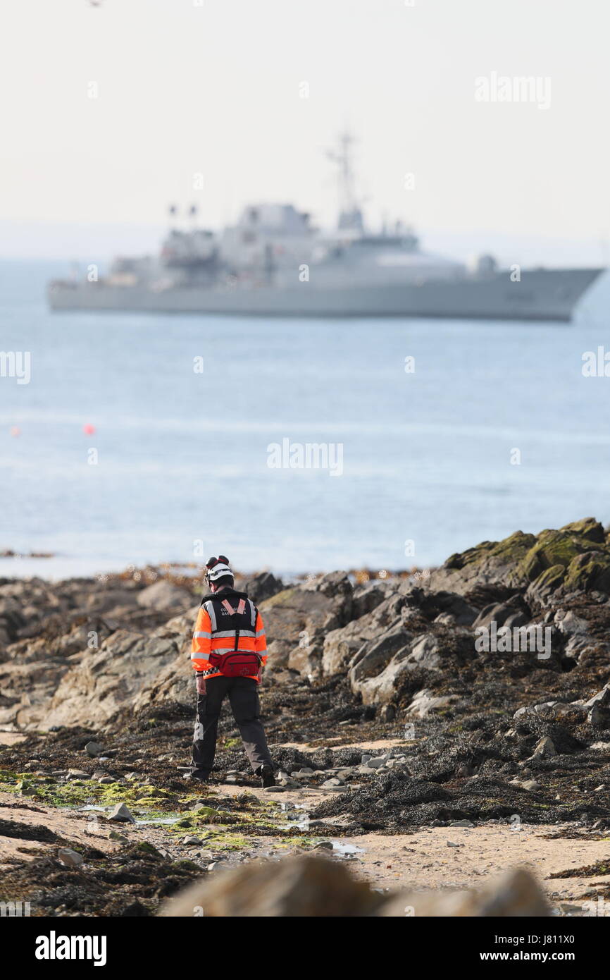Un membre de la Garde côtière irlandaise cherche le littoral à Skerries, comme une opération de recherche et de sauvetage est en cours pour un pêcheur disparu après qu'un bateau a coulé dans la mer d'Irlande. Banque D'Images Un membre de la Garde côtière irlandaise cherche le littoral à Skerries, comme une opération de recherche et de sauvetage est en cours pour un pêcheur disparu après qu'un bateau a coulé dans la mer d'Irlande. Banque D'Images