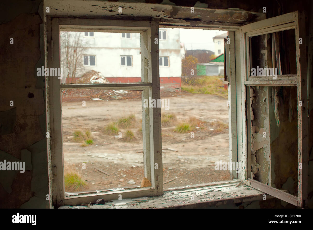 Fenêtre de chambre qui est abandonné par les gens des bâtiments non résidentiels. Banque D'Images