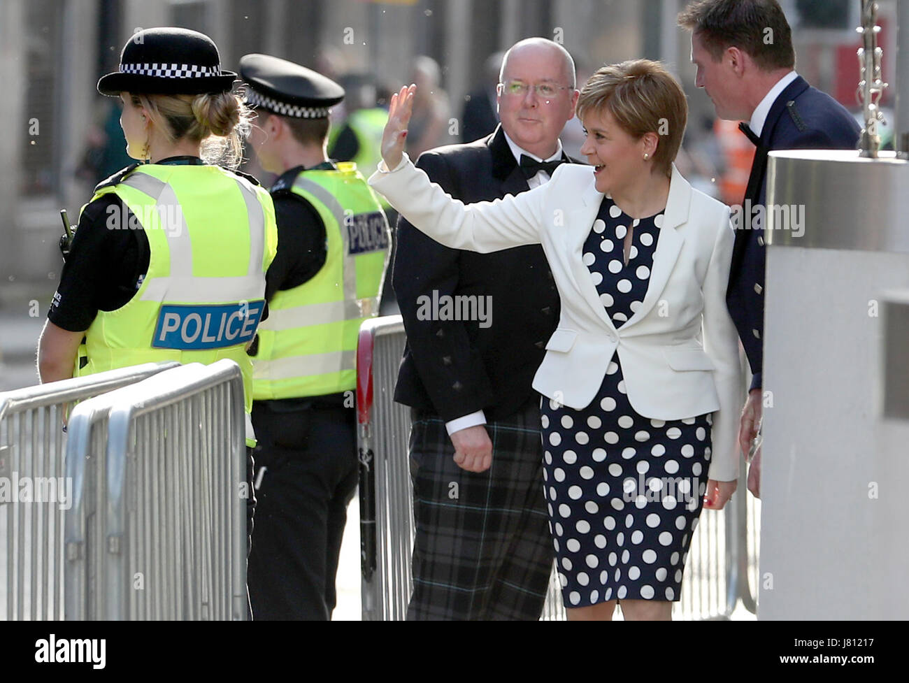 Premier ministre Nicola Sturgeon et son mari Peter Murrell (gauche) Arrivée à l'Edinburgh International Conference Centre d'avance sur le chasseur de l'événement de la Fondation où l'ancien président américain Barack Obama doit prendre la parole. Banque D'Images