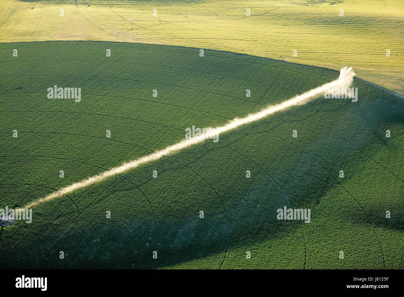 Une vue aérienne des terres agricoles et de pivot d'arrosage arroseurs les champs. Banque D'Images