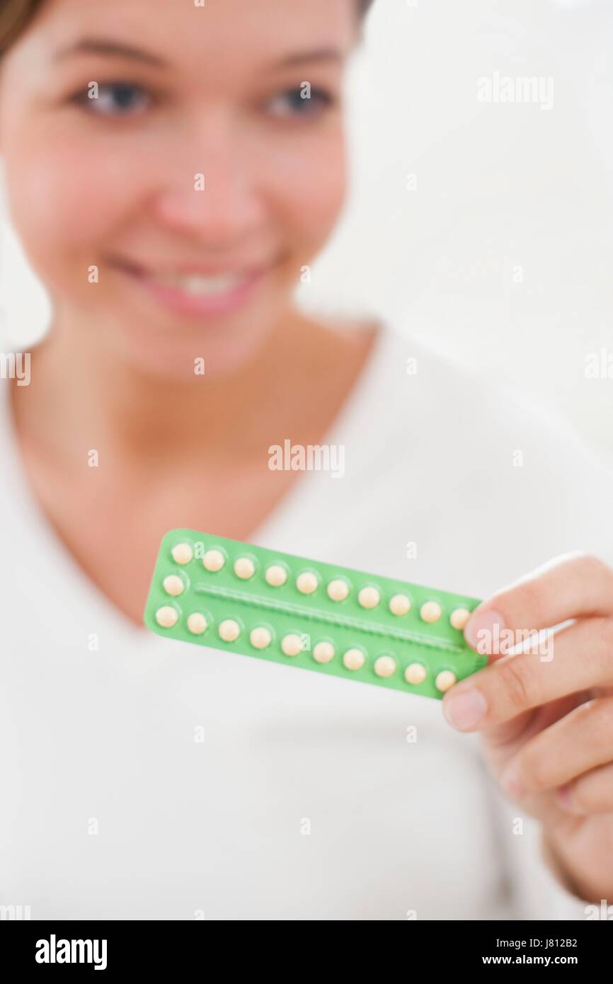 Woman holding blister avec des pilules contraceptives. Banque D'Images