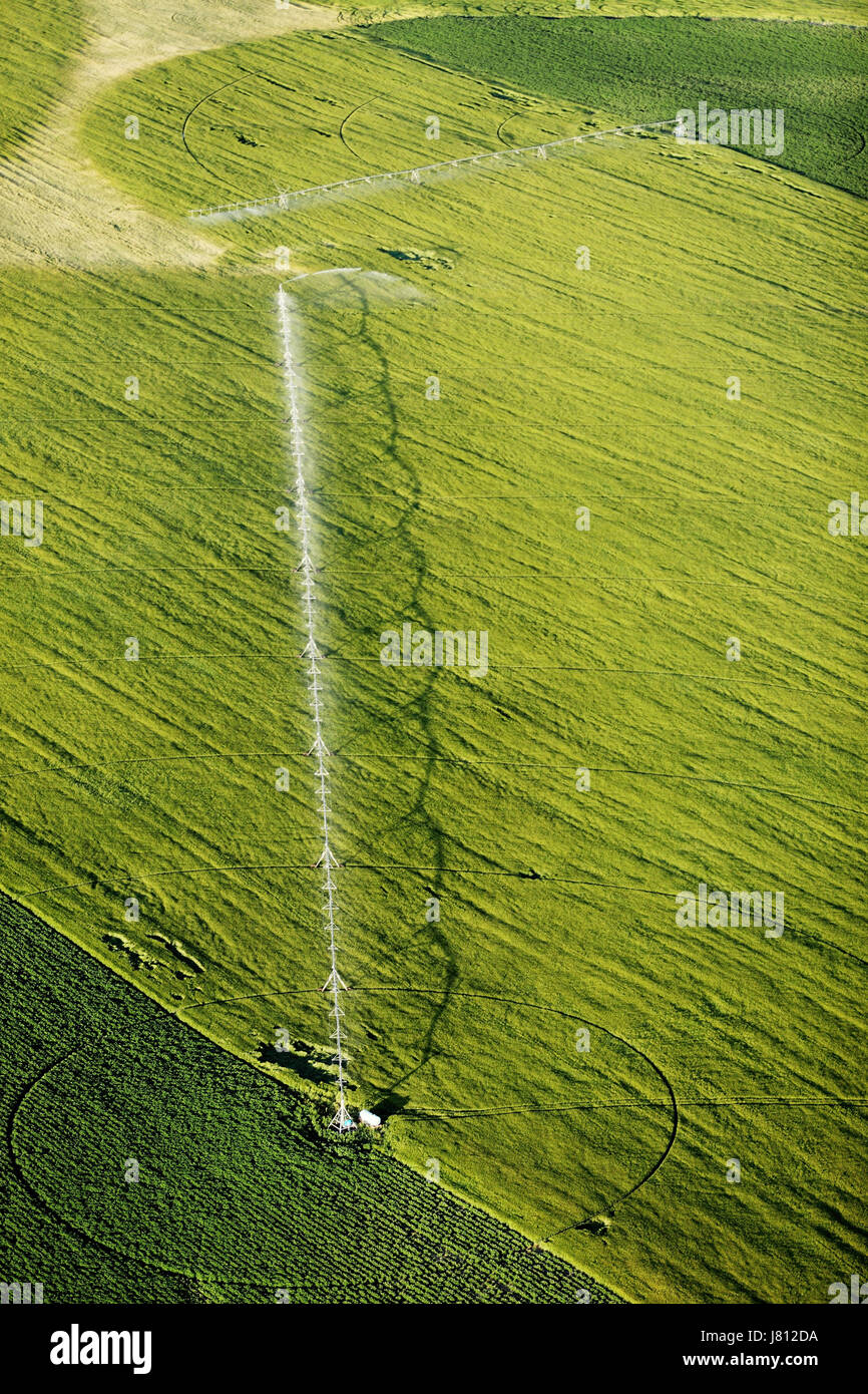 Une vue aérienne des terres agricoles et de pivot d'arrosage arroseurs les champs. Banque D'Images