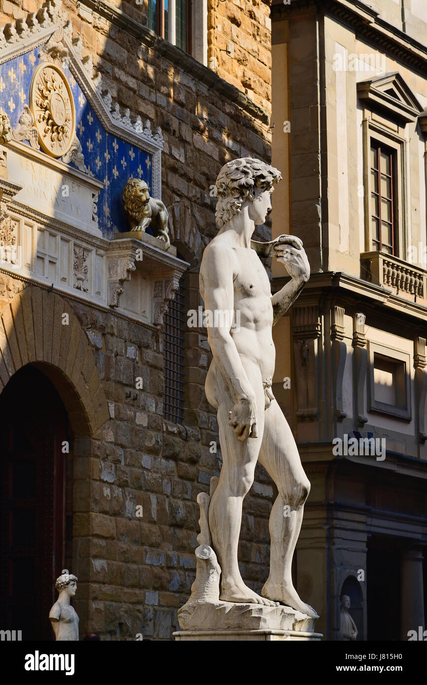 Italie, Toscane, Florence, Piazza della Signoria, réplique de la célèbre statue de David de Michel-Ange, avec le Palazzo Vecchio comme arrière-plan. Banque D'Images