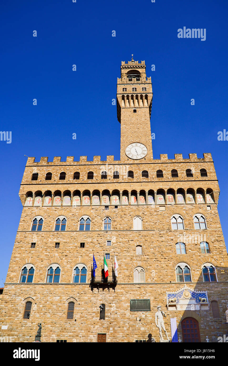 Italie, Toscane, Florence, Piazza della Signoria, le Palazzo Vecchio avec reeplica de la statue David de Michel-Ange. Banque D'Images