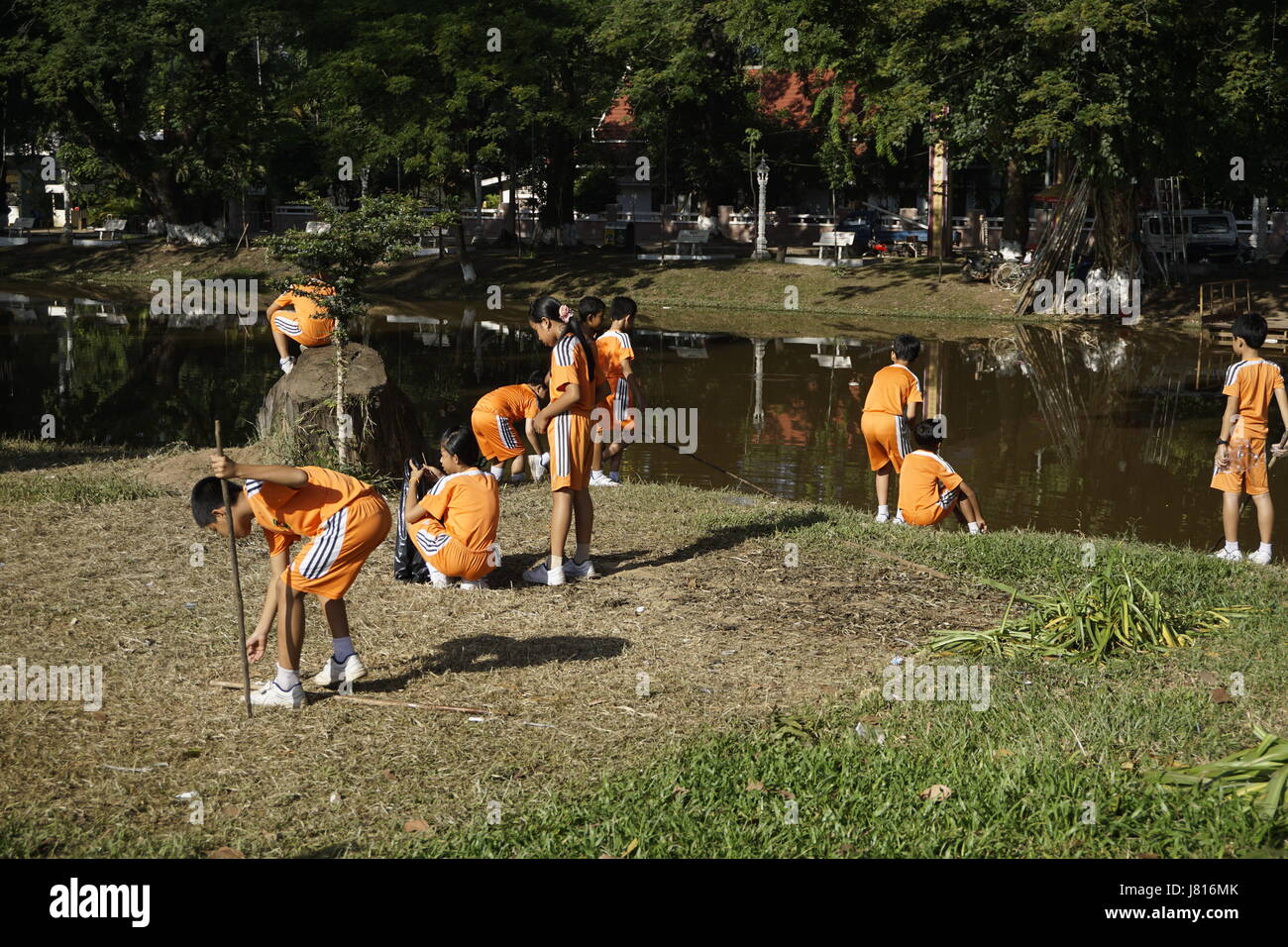 Les enfants de l'école le long de nettoyage Siam Reap déchiré au Siam Reap, Cambodge Banque D'Images