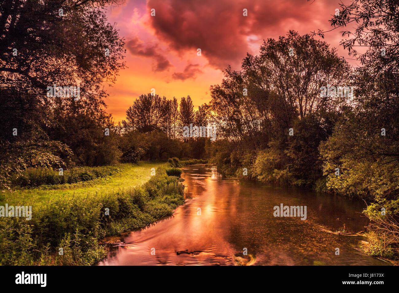 Un cadre coloré et spectaculaire lever du soleil sur la rivière Kennett dans le Wiltshire. Banque D'Images