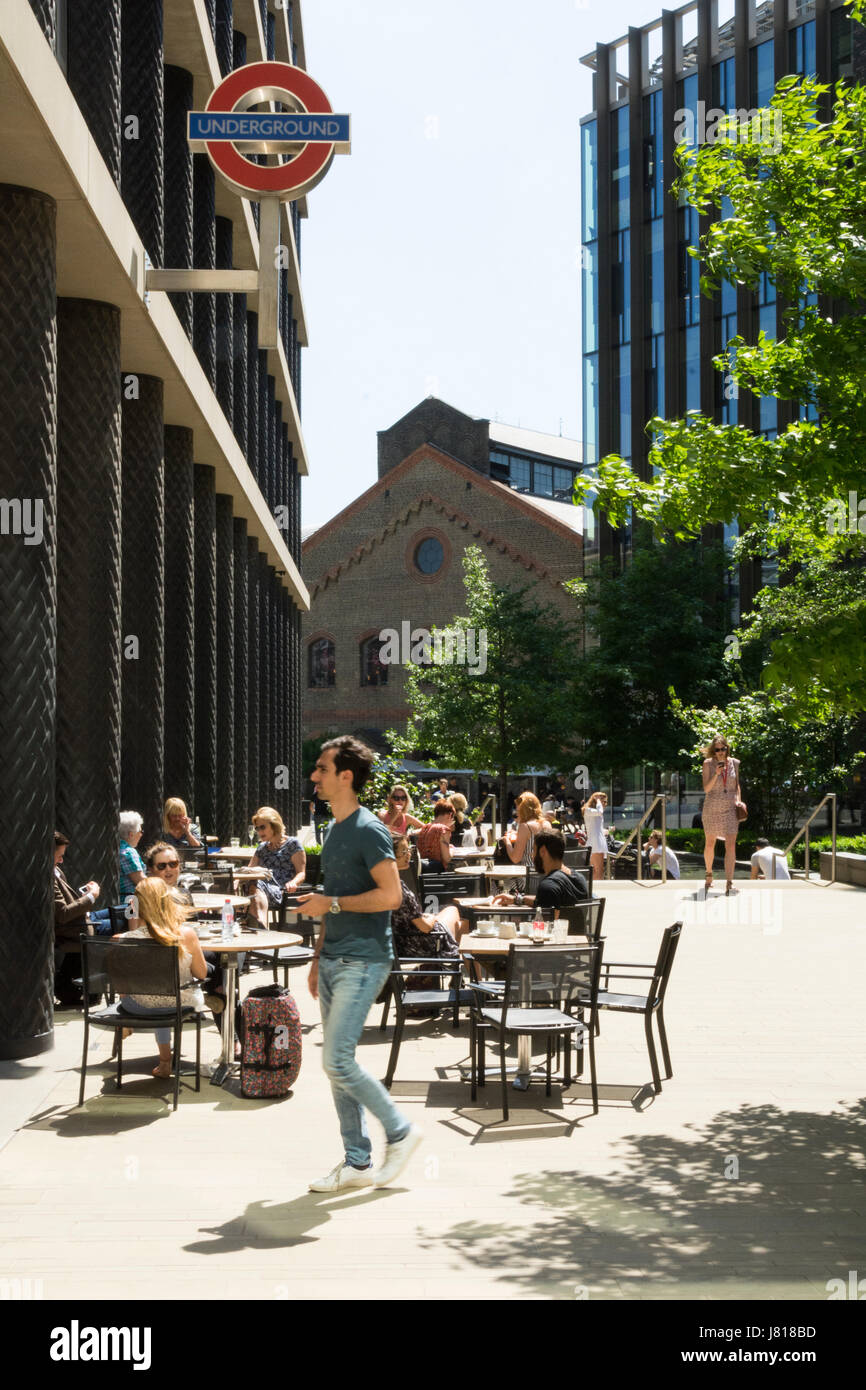 Les employés de bureau en relaxant Pancras Google place près de l'AC à King's Cross, Londres, Angleterre, Royaume-Uni Banque D'Images