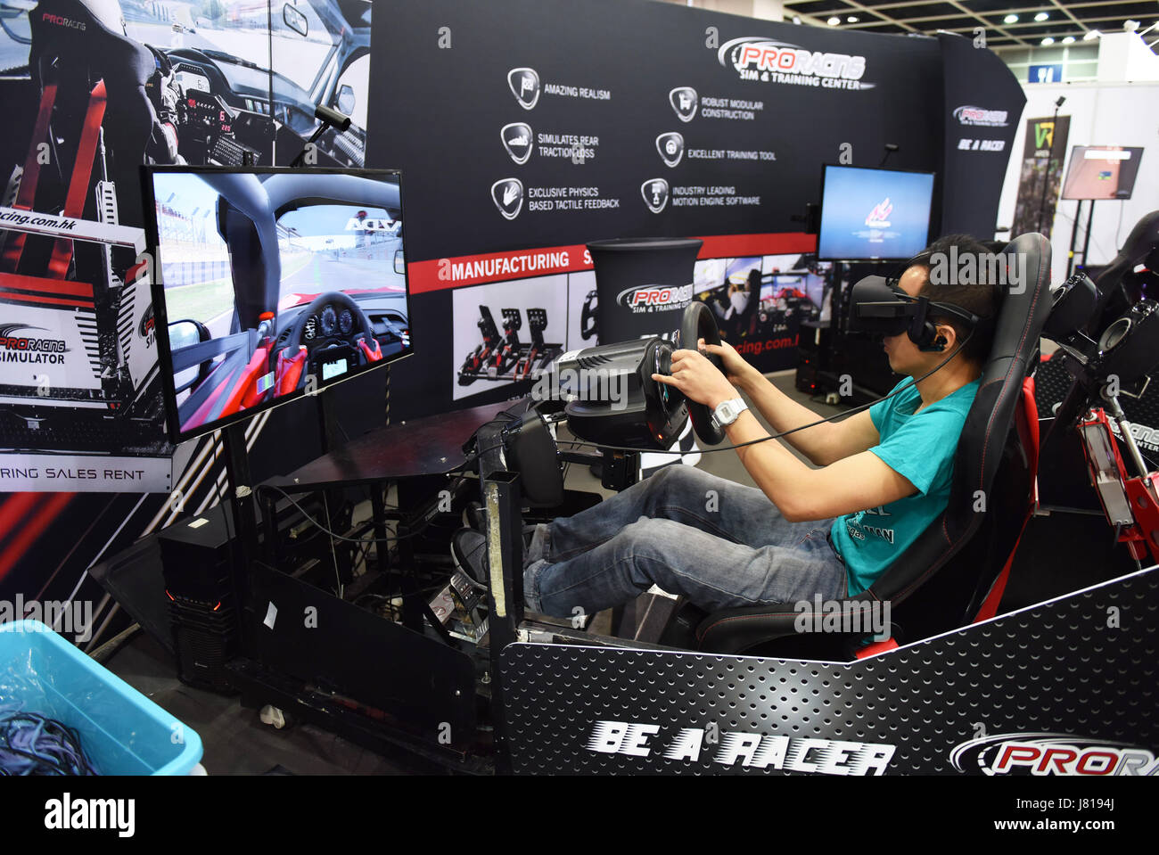 Hong Kong, Chine. 26 mai, 2017. Un visiteur tente un simulateur de conduite de course au Hong Kong International Auto Show 2017 à Hong Kong Convention and Exhibition Centre de Hong Kong, Chine du sud, le 26 mai 2017. Les 3 jours auto show a commencé vendredi. Credit : Qin Qing/Xinhua/Alamy Live News Banque D'Images