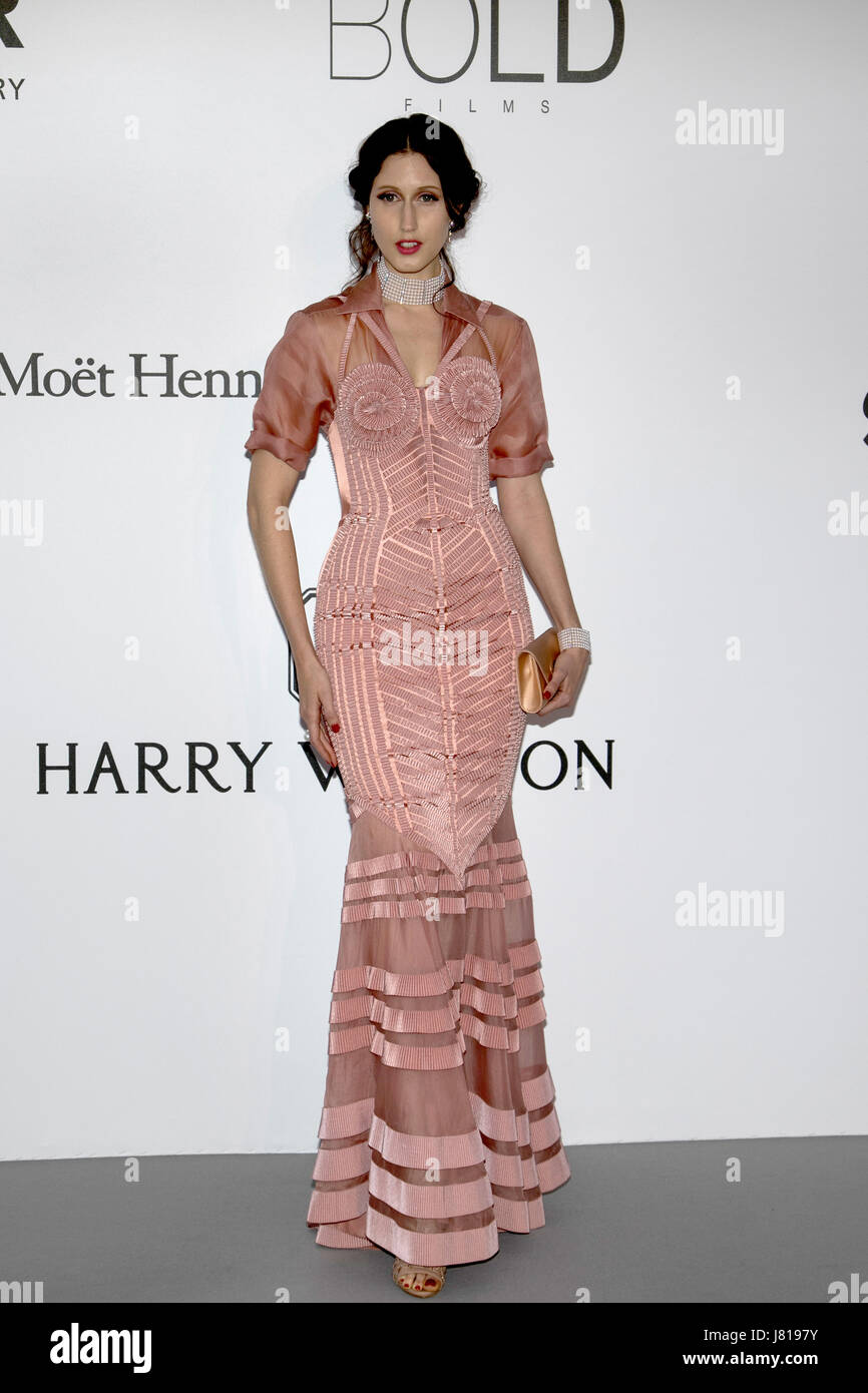 Cannes, France. 25 mai, 2017. Anna Cleveland arrive à l'amfAR lors du Gala annuel de la 70e édition du Festival de Cannes à l'hôtel du Cap Eden-Roc, Cap d'Antibes, France, le 25 mai 2017. Photo : Hubert Boesl · AUCUN SERVICE DE FIL · Photo : Hubert Boesl/dpa/Alamy Live News Banque D'Images