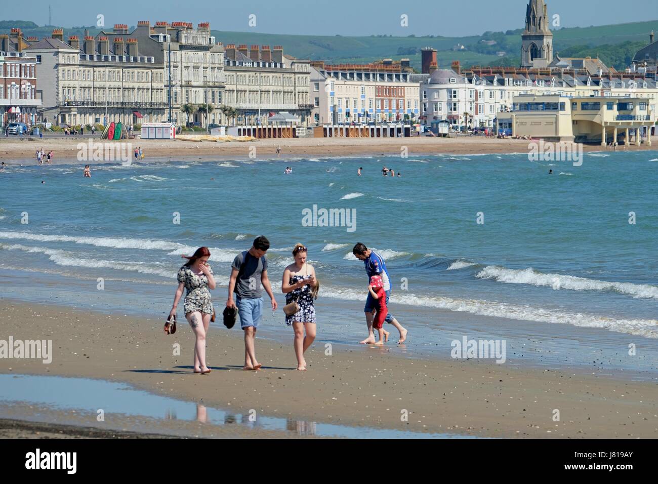 Weymouth, Dorset, UK. 26 mai, 2017. Les amateurs de plage Profitez d'une balade sous un ciel bleu clair à l'extrémité la plus calme de la plage de Weymouth comme les températures continuent de grimper. Crédit : Tom Jura/Alamy Live News Banque D'Images