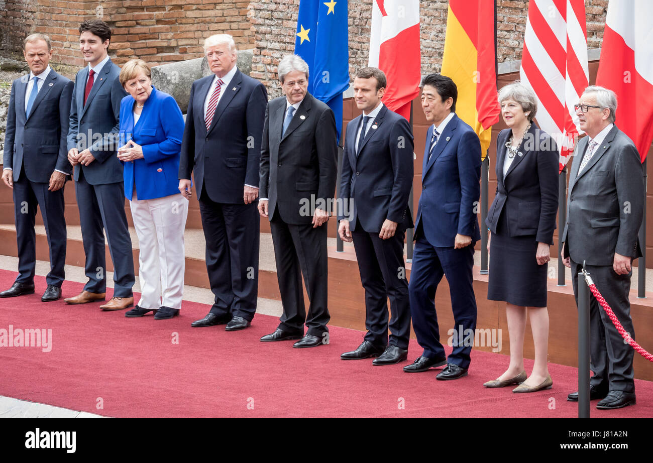 Président du Conseil européen, Donald Tusk (L-R) pose à côté du premier ministre du Canada, Justin Trudeau, la chancelière allemande Angela Merken, le président américain Donald Trump, Ministre Président Paolo Gentiloni, Président de France Emmanuel Macron, le japonais Shinzo Abe, Britain's Theresa Mai et président de la Commission européenne, Jean-Claude Juncker pour le "portrait de famille" en face de l'ancien théâtre grec au sommet du G7 à Taormina en Sicile, Italie, 26 mai 2017. Les chefs du G7 membres rencontrez en Sicile du 26 mai au 27 mai 2017. Banque D'Images