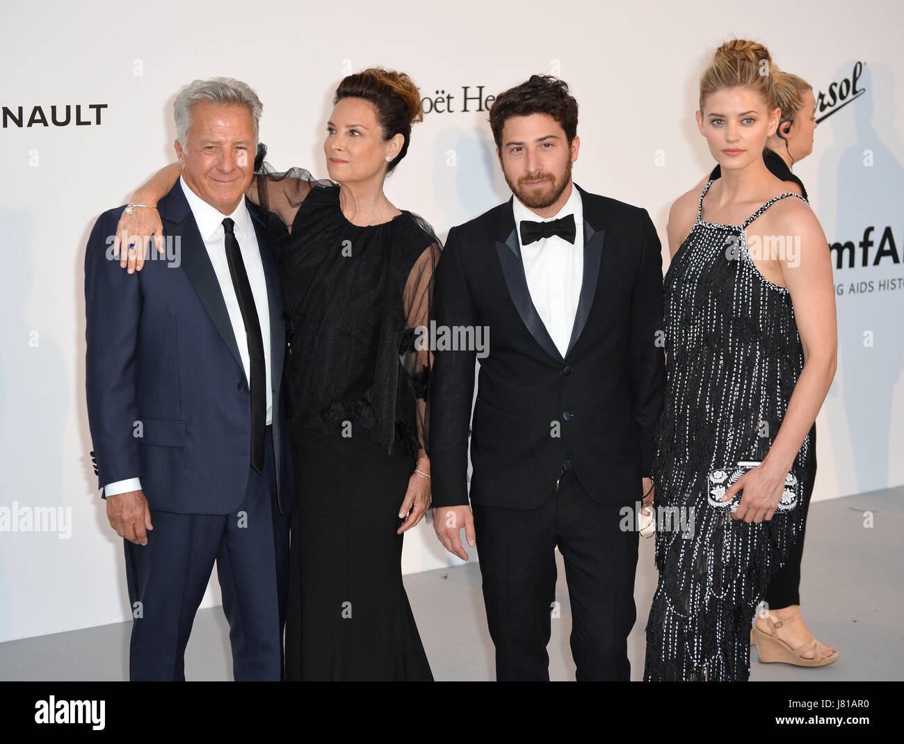 Dustin Hoffman Lisa Hoffman Jake Hoffman Jenna Kelly Au 24e Gala De L Amfar A Cannes L Hotel Du Cap Eden Roc Cannes France Photo Sarah Stewart Photo Stock Alamy