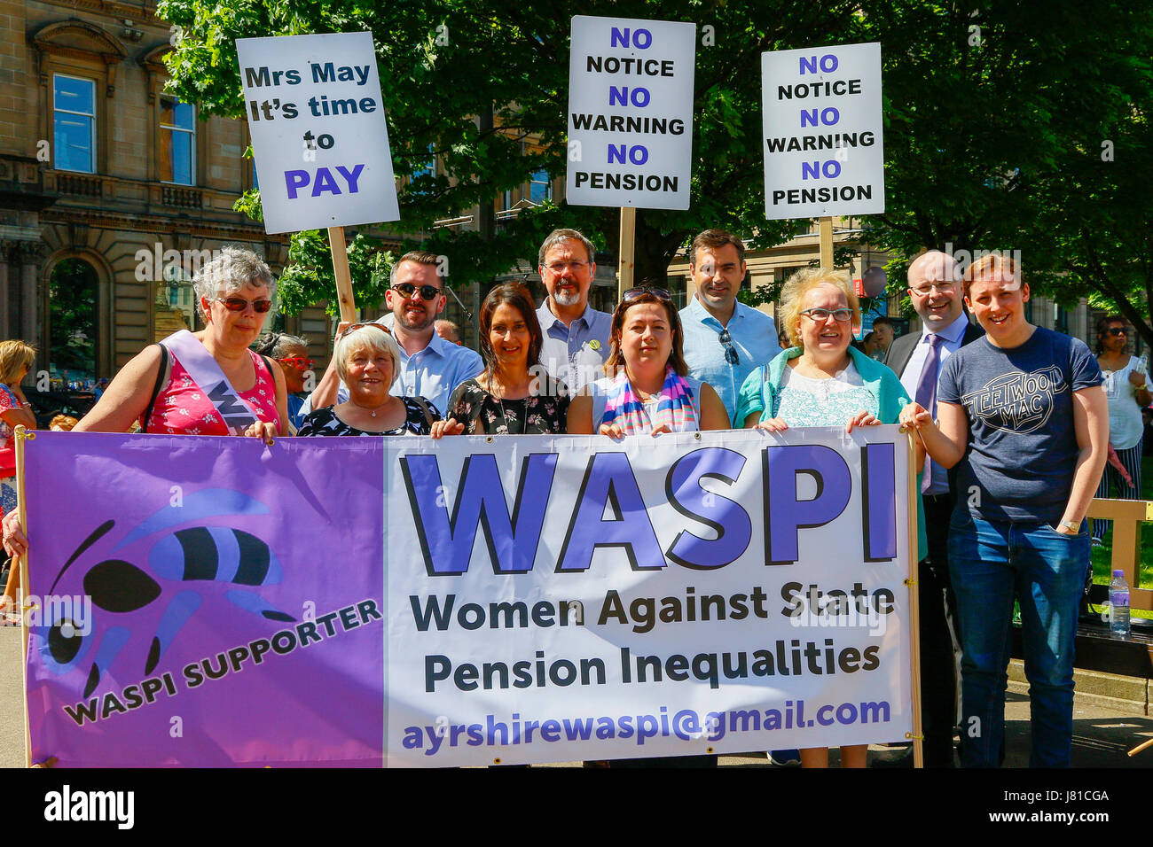 Glasgow, Royaume-Uni. 26 mai, 2017. Dans le cadre d'une journée nationale de manifestation des membres de l'ouest de l'Ecosse des groupes des femmes contre les inégalités de pensions de l'Etat (WASPI) a tenu un rassemblement à George Square, Glasgow demande à tous les partis politiques à s'engager à eux au sujet de la retraite de l'inégalité. Plusieurs centaines de femmes ont marché si la ville soutenue par les politiciens haut-parleurs dans le SNP, du travail et des partis politiques, y compris Vert Noir Mhairi (SNP), Patrick Grady (SNP) et Patrick Harvey (verts) Credit : Findlay/Alamy Live News Banque D'Images