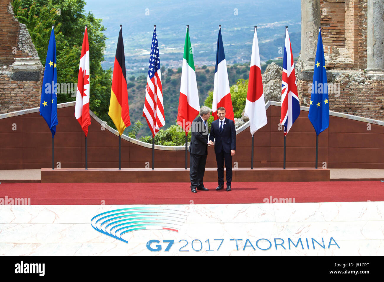 Taormina, Italie. 26 mai, 2017. Le président français, Emmanuel Macron (R), serre la main du Premier ministre italien Paolo Gentiloni sur l'ancien théâtre grec de Taormina avant la cérémonie d'ouverture d'un Sommet du G7, l'Italie, le 26 mai 2017. Un sommet de deux jours des dirigeants du Groupe des Sept (G7) pays industrialisés a débuté vendredi dans la ville de Taormina. Source : Xinhua/Alamy Live News Banque D'Images