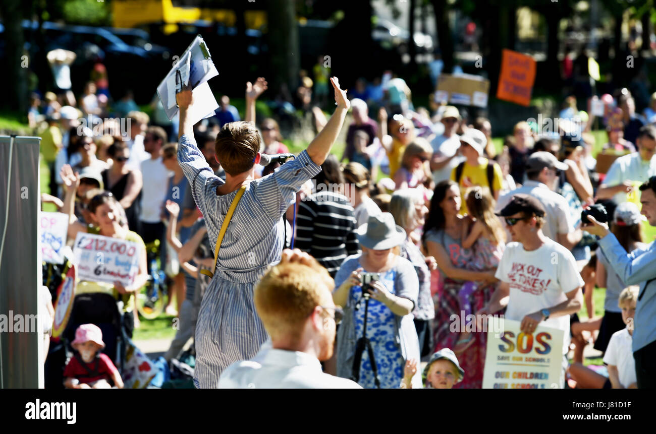 Brighton, UK. 26 mai, 2017. Les parents de Brighton et Hove écoles participent à l'option 'enregistrer nos écoles" (SOS) campagne de protestation au niveau à Brighton aujourd'hui contre l'éducation opérées par le gouvernement Crédit : Simon Dack/Alamy Live News Banque D'Images