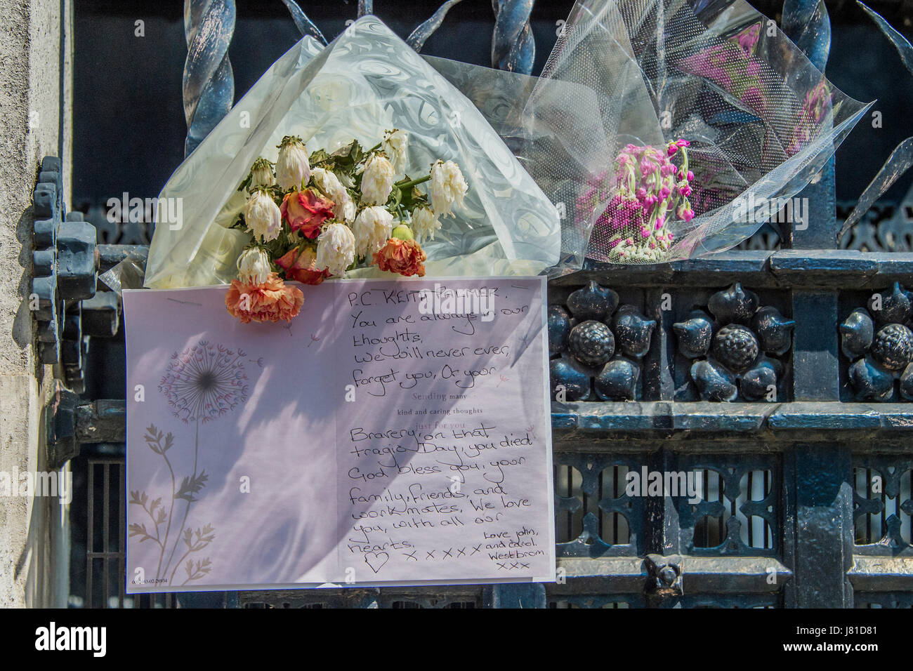 Whitehall, Londres, Royaume-Uni. 25 mai, 2017. Un mémorial de fleurs pour PC Keith Palmer reste attatched à la grille du Parlement - La sécurité est précaire dans Westminster comme le Royaume-Uni est à son plus haut état d'alerte. Londres 26 mai 2017. Crédit : Guy Bell/Alamy Live News Banque D'Images