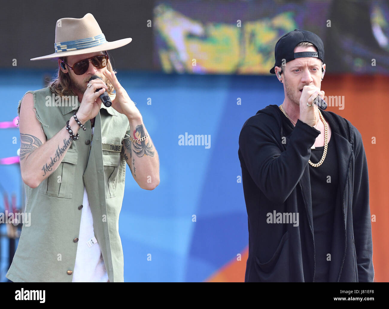 New York, NY, USA. 26 mai, 2017. Brian Kelley et Tyler Hubbard de Florida Georgia Line effectuer au Rumsey Playfield de Central Park pour le Good Morning America 2017 Concert Series le 26 mai 2017 dans la ville de New York. Crédit : : John Palmer/media/Alamy Punch Live News Banque D'Images