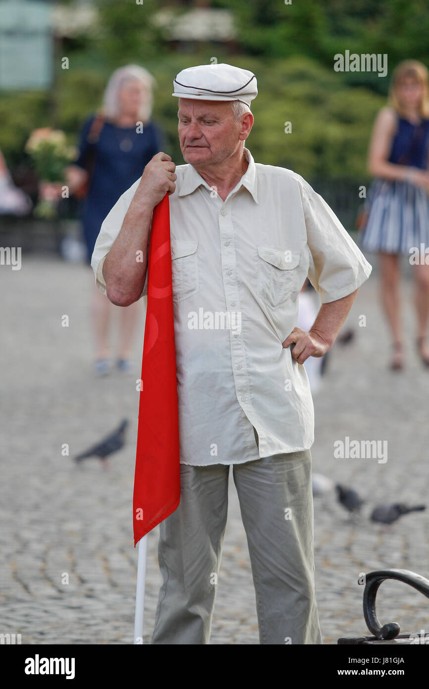 Bydgoszcz, Pologne, le 26 mai, 2017. Les personnes sont considérées participant à un rassemblement contre la réforme proposée par l'educatin, gouvernement conservateur. La plate-forme civique (PO) a organisé un rassemblement à l'appui d'un référendum sur la question, une proposition qui a déjà été signée par près de 1 millions de Polonais. La peur du chaos dans le système d'éducation a conduit les enseignants et les citoyens pour protester contre la proposition. Credit : Jaap Arriens/Alamy Live News Banque D'Images