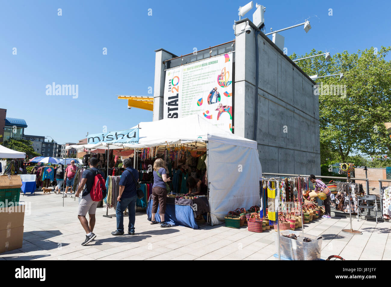 Seattle, Washington, USA. 26 mai, 2017. Biens à vendre à la Rare marché pendant la journée d'ouverture de la Northwest Folklife Festival. Le festival annuel des minorités ethniques, folk, et l'art traditionnel, l'artisanat et la musique qui se déroule sur le week-end du Memorial Day à Seattle, Washington à Seattle Center. Fondé en 1971 par les Seattle Folklore Society, le National Park Service et le National Folk Festival Association. Crédit : Paul Gordon/Alamy Live News Banque D'Images