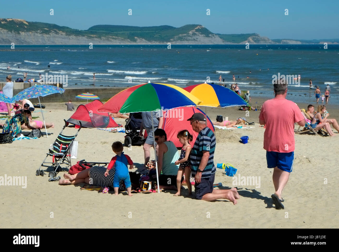 Lyme Regis, dans le Dorset, UK. 26 mai, 2017. Les personnes bénéficiant de la journée la plus chaude de l'année jusqu'à présent (le vendredi 26 avril.Mai) sur la plage de Lyme Regis, dans le Dorset, UK Crédit : christopher jones/Alamy Live News Banque D'Images