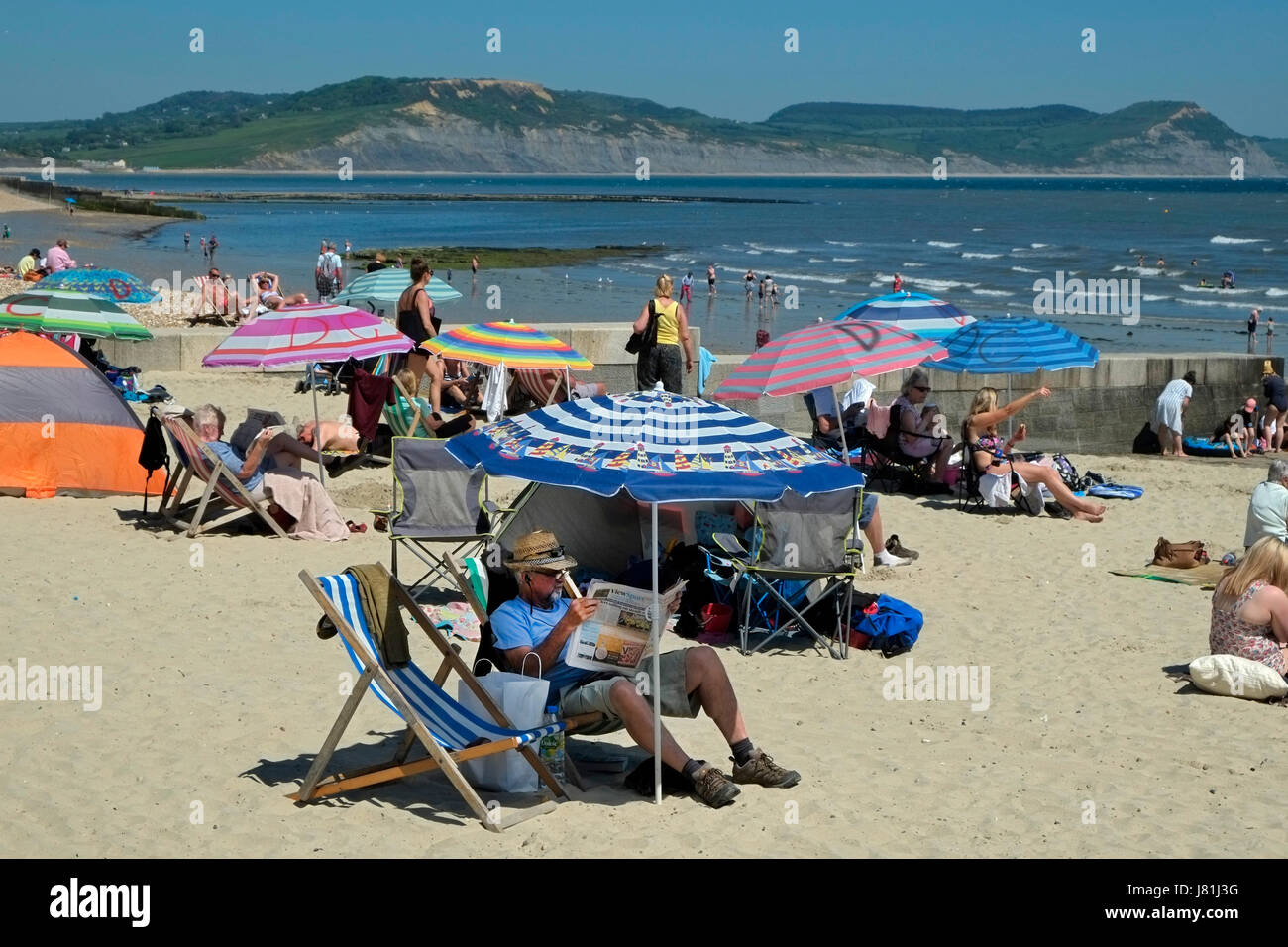 Lyme Regis, dans le Dorset, UK. 26 mai, 2017. Les personnes bénéficiant de la journée la plus chaude de l'année jusqu'à présent (le vendredi 26 avril.Mai) sur la plage de Lyme Regis, dans le Dorset, UK Crédit : christopher jones/Alamy Live News Banque D'Images