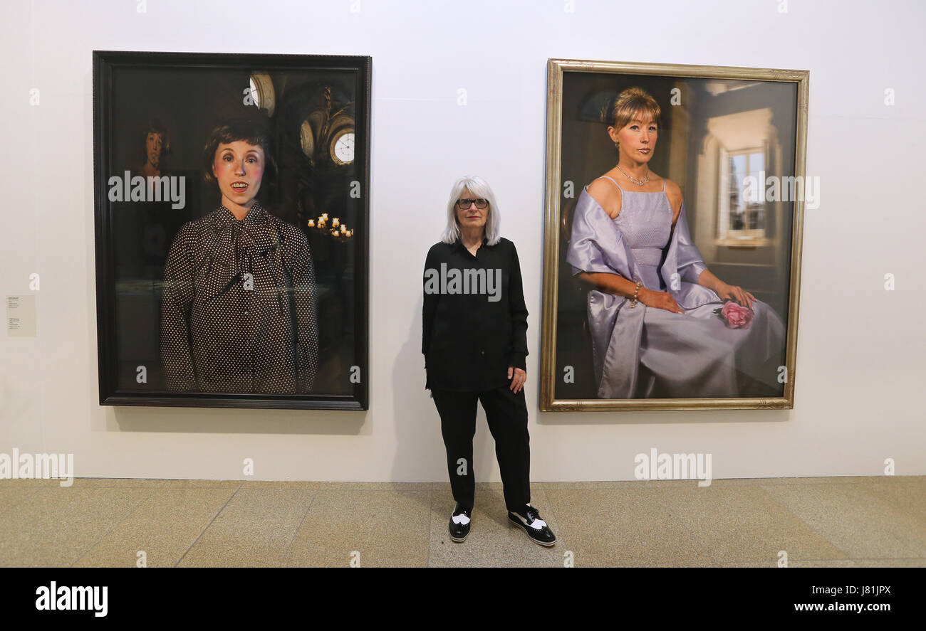 Memmingen, Allemagne. 18 mai, 2017. Monika Sprüth pose entre les œuvres de Cindy Sherman, photographe d'art à l'Mewo-Kunsthalle à Memmingen, Allemagne, 18 mai 2017. Le propriétaire d'une galerie d'étoiles Monika Sprüth né à Memmingen affiche des œuvres d'art par des artistes qu'elle est et a été de travailler ensemble à l'exposition 'jamais assez - Monika Sprüth und die Kunst" (lit. Jamais assez - Monika Sprüth et arts). Photo : Karl-Josef Opim/dpa/Alamy Live News Banque D'Images