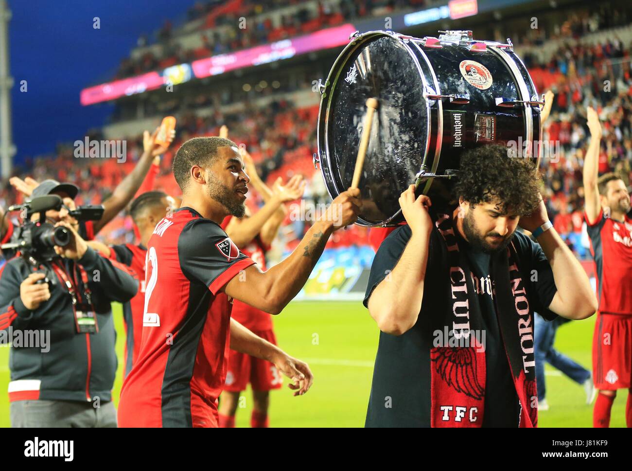 Toronto, Canada. 26 mai, 2017. Jordan Hamilton (L, à l'avant) de Toronto FC célèbre victoire après le 2017 Major League Soccer (MLS) match entre Toronto FC et Columbus Crew SC au BMO Field à Toronto, Canada, le 26 mai 2017. Le Toronto FC a gagné 5-0. Credit : Zou Zheng/Xinhua/Alamy Live News Banque D'Images
