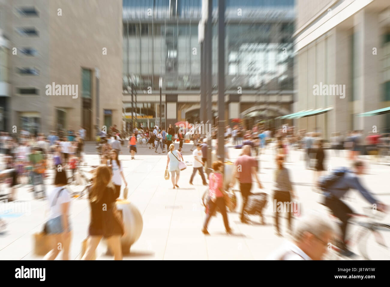 Foule de gens anonymes marche sur rue bondée Banque D'Images