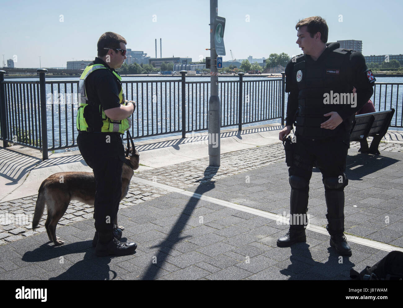 Usage éditorial seulement un homme est averti de l'utilisation des armes en plastique par la sécurité pendant le MCM London Comic Con à ExCel London. Banque D'Images