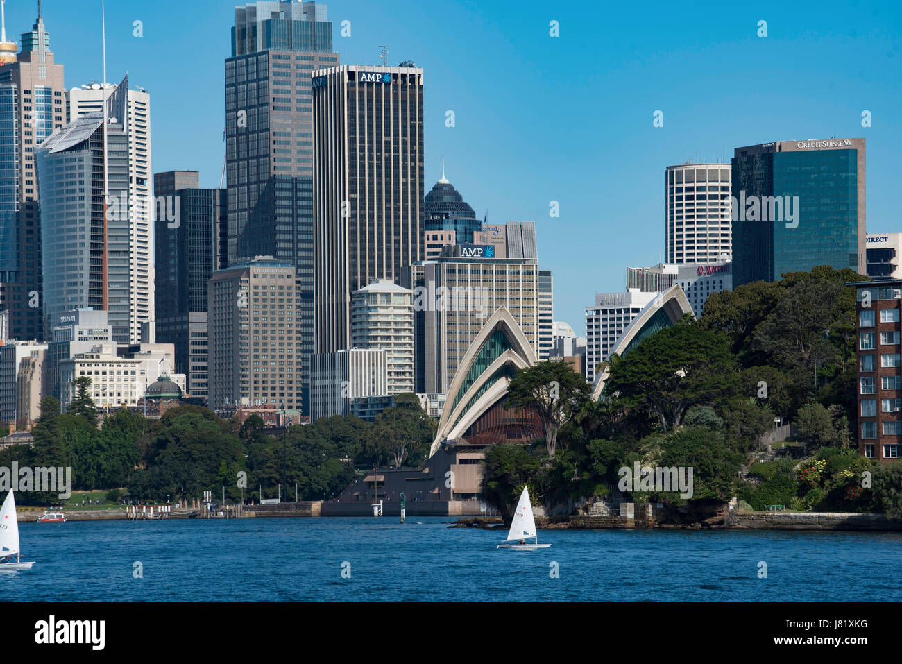 La ligne d'horizon du quartier des affaires de Sydney et l'Opéra de Sydney depuis Kurraba point, sur le côté nord du port en 2017 en Australie Banque D'Images