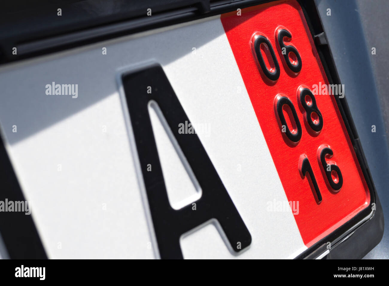 Date d'expiration de l'assurance du véhicule d'une plaque d'immatriculation spéciale allemande pour les véhicules à destination (dans ce cas le 6 août, 2016) Banque D'Images